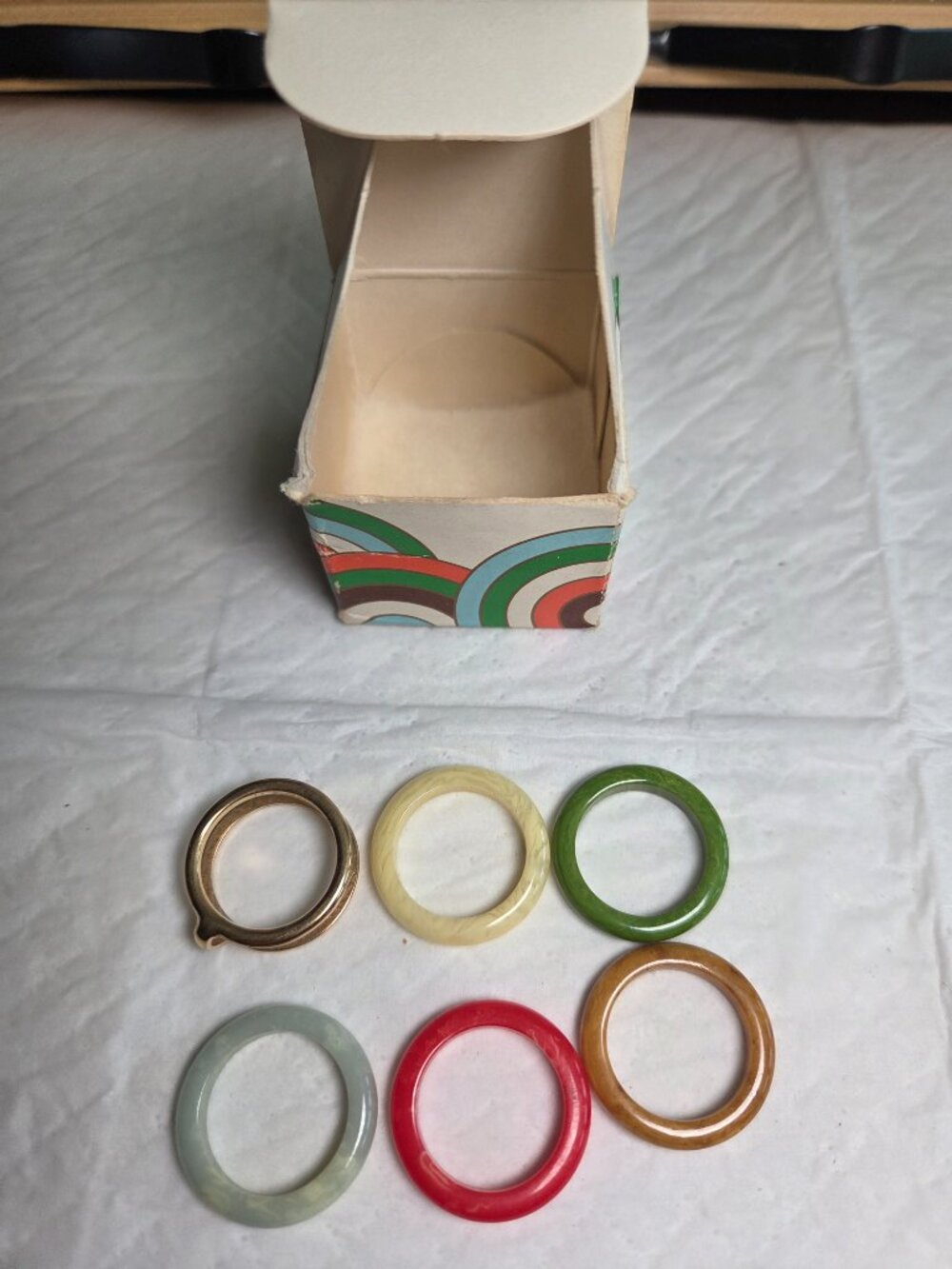 VINTAGE 1977 AVON COLOR GO ROUND BAKELITE RING SET WITH BOX - COMPLETE SET! - Picture 4 of 5